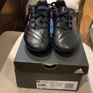 Girls size 10 soccer cleats only worn once!